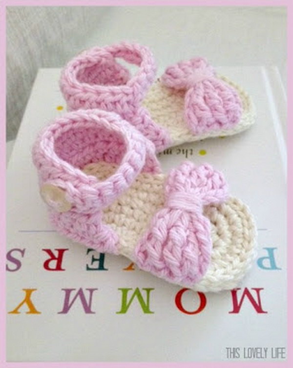 Crochet Baby Sandals. 