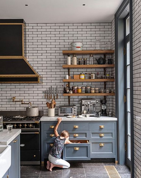 Black Rangehood and the Charcoal Grout on the Subway Tiled Splashback 