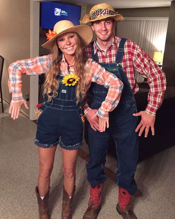 Scarecrow Couple Halloween Costume. 