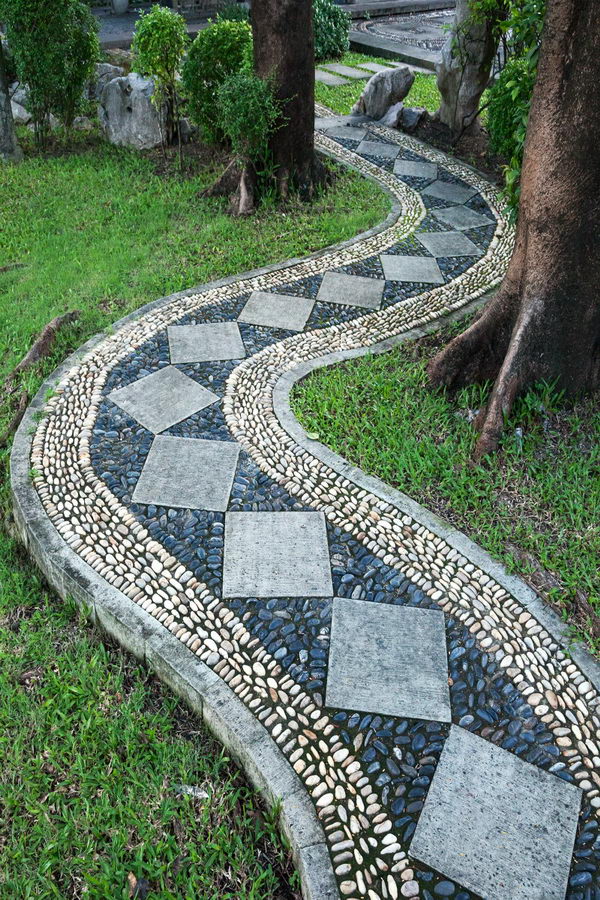  Artful  Mosaic  Garden Pathway . 