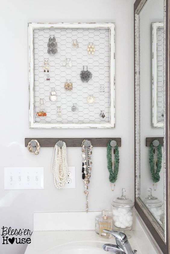 DIY Picture Frame Jewelry Holder. 