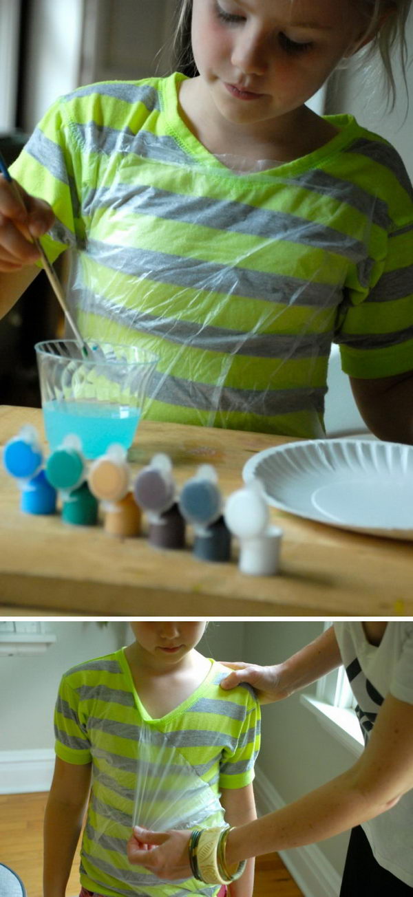 Use Plastic Wrap As Disposable Plastic Aprons To Protect Clothes. 