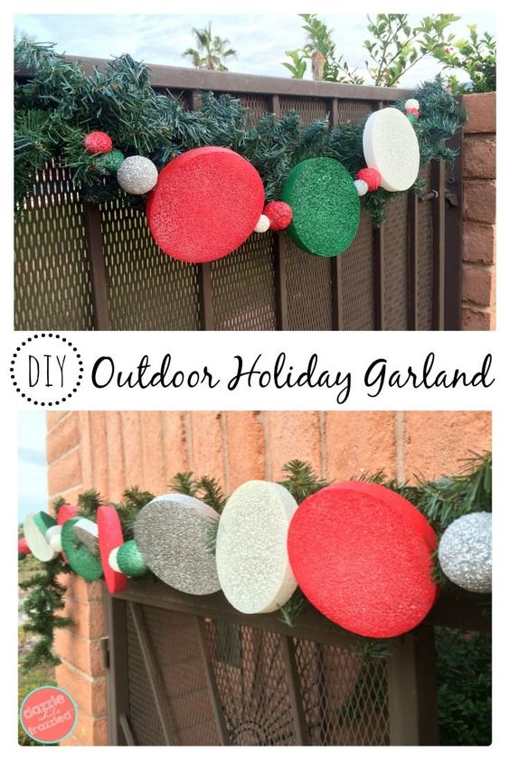 DIY Festive Outdoor Holiday Garland From Foam Spheres And Dishs. 